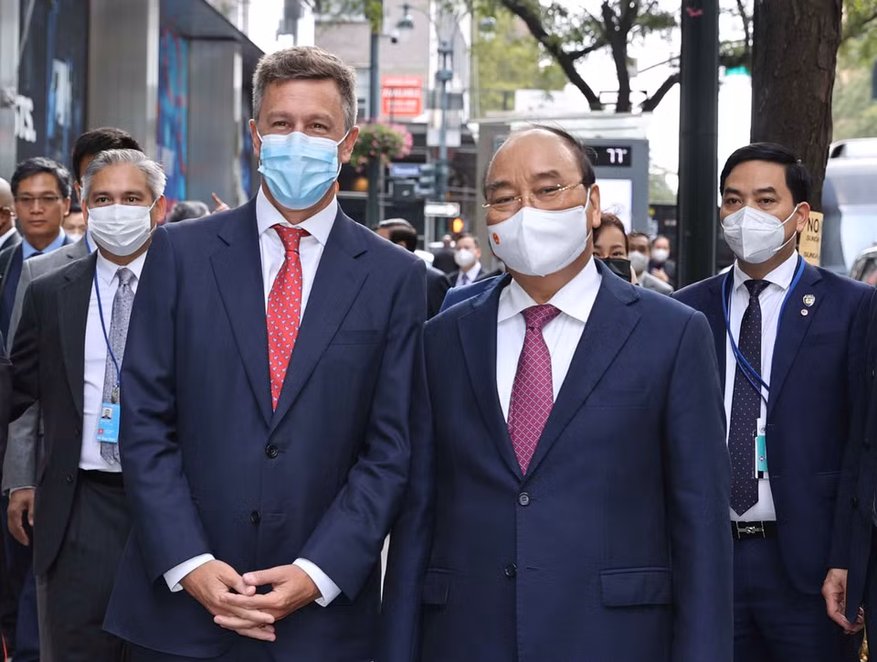 Chủ tịch nước Nguyễn Xuân Phúc trong chuyến thăm Công ty Pfizer.(Ảnh: Thống Nhất/TTXVN)