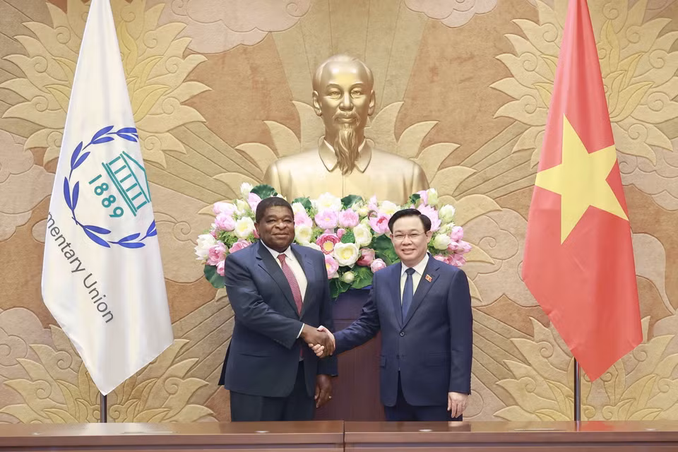 Chủ tịch Quốc hội Vương Đình Huệ và Ngài Martin Chungong, Tổng thư ký Liên minh Nghị viện Thế giới. (Ảnh: Doãn Tấn/TTXVN)
