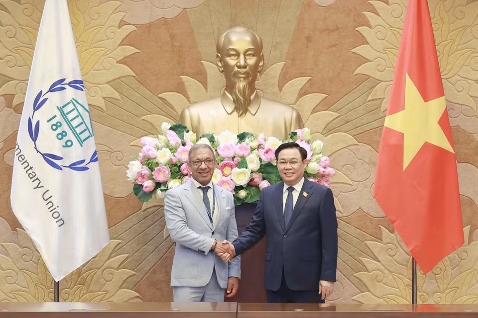 Chủ tịch Quốc hội Vương Đình Huệ và Ngài Duarte Pacheco, Chủ tịch Liên minh Nghị viện Thế giới (IPU). (Ảnh: Doãn Tấn/TTXVN)
