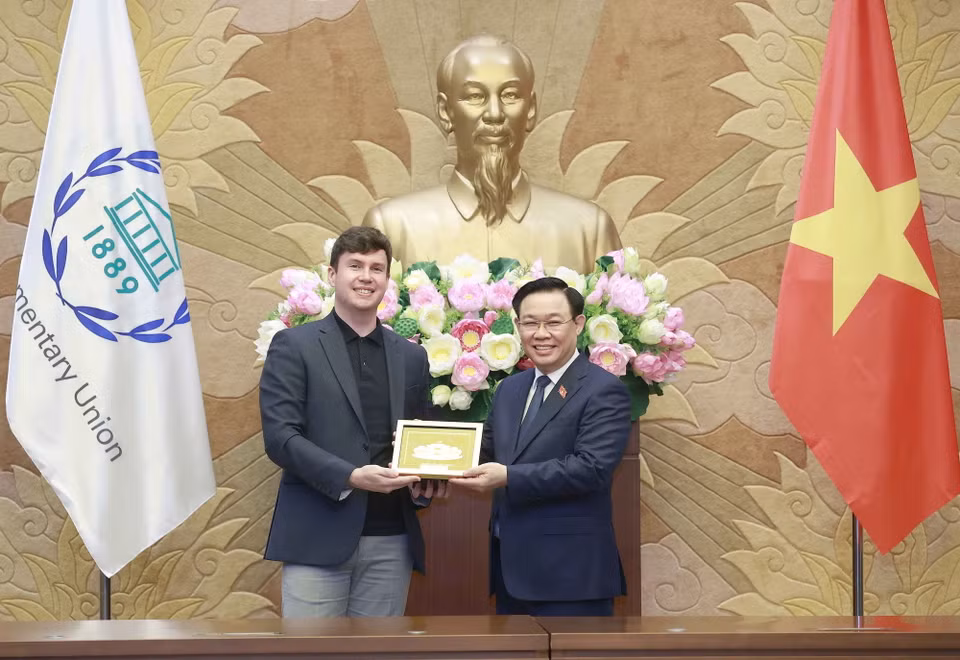 Chủ tịch Quốc hội Vương Đình tặng vật phẩm lưu niệm cho Ngài Dan Carden, Chủ tịch Diễn đàn Nghị sỹ trẻ IPU, Hạ nghị sỹ Vương quốc Anh. (Ảnh: Doãn Tấn/TTXVN)
