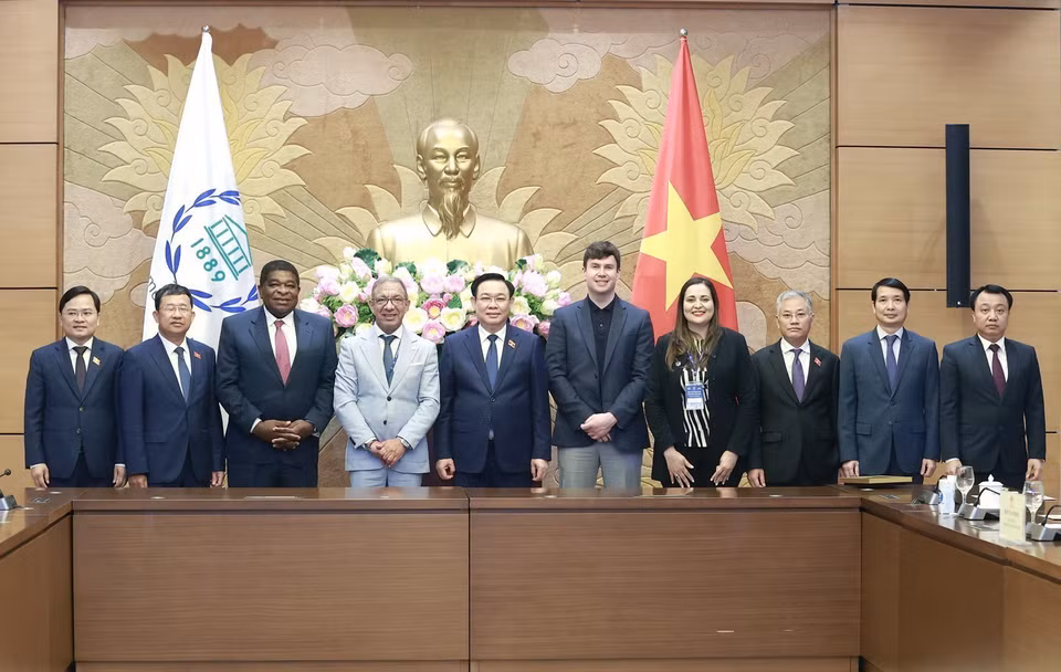 Chủ tịch Quốc hội Vương Đình Huệ chụp ảnh lưu niệm với đại biểu. (Ảnh: Doãn Tấn/TTXVN)