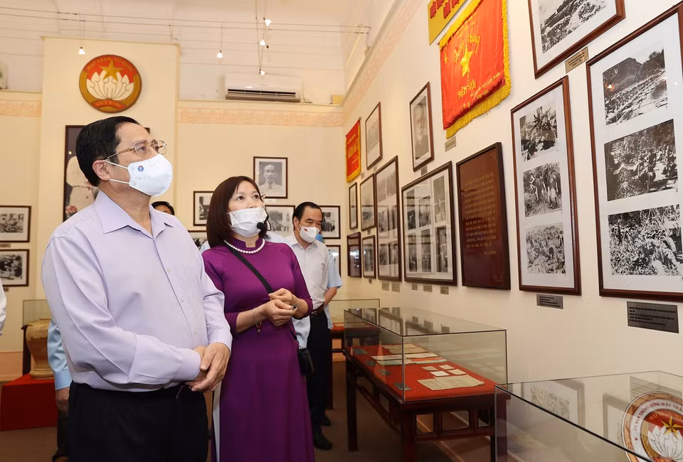 Thủ tướng Phạm Minh Chính thăm Phòng truyền thống của Ủy ban Trung ương Mặt trận Tổ quốc Việt Nam. (Ảnh: Dương Giang/TTXVN)