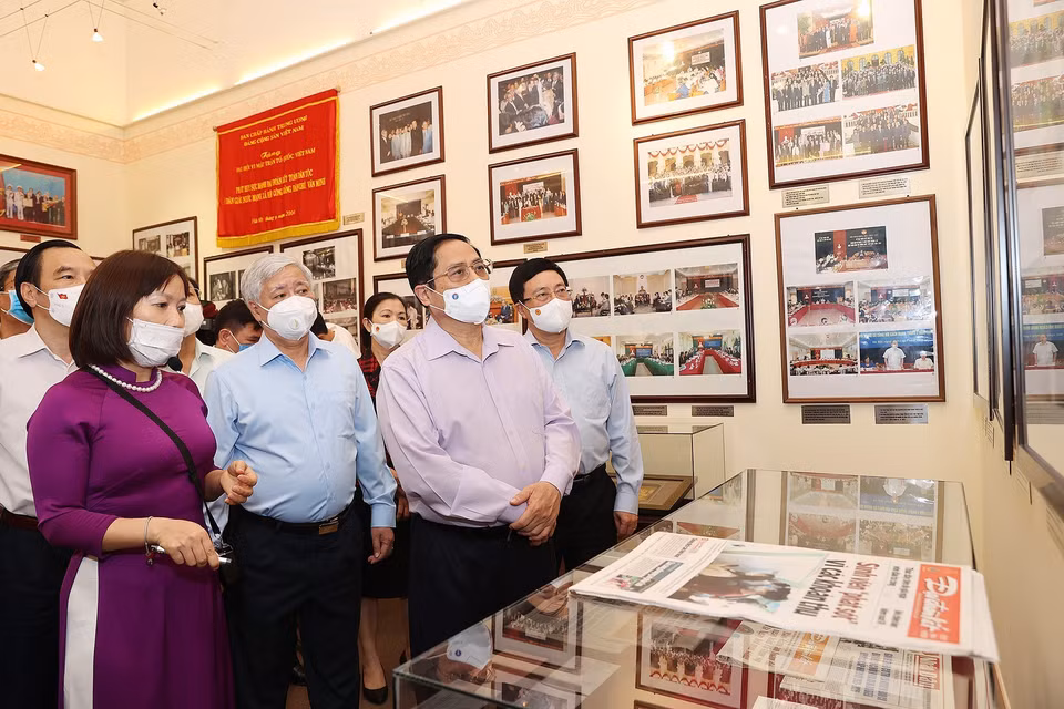 Thủ tướng Phạm Minh Chính thăm Phòng truyền thống của Ủy ban Trung ương Mặt trận Tổ quốc Việt Nam. (Ảnh: Dương Giang/TTXVN)
