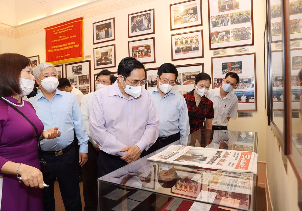 Thủ tướng Phạm Minh Chính thăm Phòng truyền thống của Ủy ban Trung ương Mặt trận Tổ quốc Việt Nam. (Ảnh: Dương Giang/TTXVN)