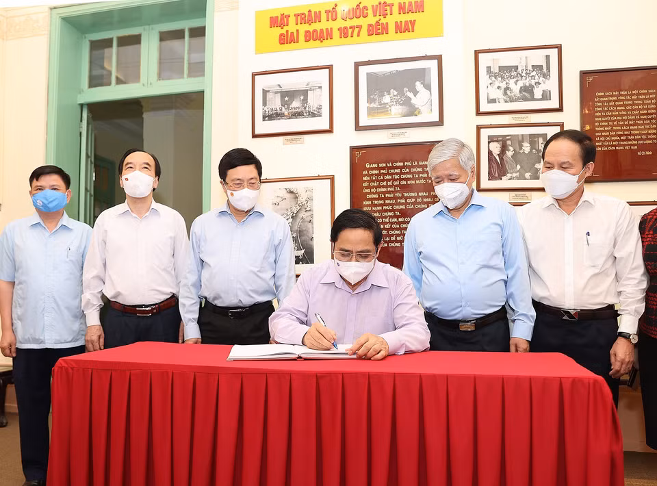  Thủ tướng Phạm Minh Chính ghi cảm tưởng vào Sổ lưu niệm trong Phòng truyền thống của Ủy ban Trung ương Mặt trận Tổ quốc Việt Nam. (Ảnh: Dương Giang/TTXVN)