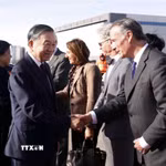 Quan chức Bỉ tiễn Tổng Bí thư, Chủ tịch nước Tô Lâm và Phu nhân Ngô Phương Ly tại Sân bay quân sự Melsbroek, Brussels. (Ảnh: Thống Nhất/TTXVN)