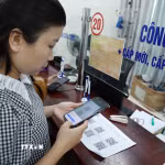 Người dân quét mã để thực hiện các thủ tục hành chính tại Trung tâm phục vụ hành chính công tỉnh Lai Châu. (Ảnh: Việt Dũng/TTXVN)