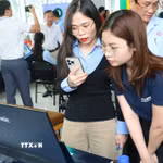 Các doanh nghiệp tại Khu công nghiệp Long Hậu (xã Cần Giuộc, tỉnh Tây Ninh) tìm hiểu giải pháp số hóa dữ liệu, truy xuất nguồn gốc đáp ứng yêu cầu trong giai đoạn mới. (Ảnh: Bùi Giang/TTXVN)