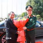 Thượng tướng Nguyễn Trường Thắng, Ủy viên Trung ương Đảng, Ủy viên Thường vụ Quân ủy Trung ương, Thứ trưởng Bộ Quốc phòng đón Ngài Datuk Lokman Hakim Ali, Tổng Thư ký Quốc phòng Malaysia. (Ảnh: Trọng Đức/TTXVN)