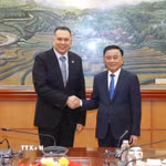 Thường trực Ban Bí thư Trần Cẩm Tú và ông Christopher Pragasam, Cục trưởng phụ trách Quan hệ quốc tế, Cục Công vụ kiêm Giám đốc điều hành Trường Công vụ quốc tế Singapore. (Ảnh: Phương Hoa/TTXVN)
