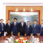 Thường trực Ban Bí thư Trần Cẩm Tú và ông Christopher Pragasam, Cục trưởng phụ trách Quan hệ quốc tế, Cục Công vụ kiêm Giám đốc điều hành Trường Công vụ quốc tế Singapore cùng các đại biểu chụp ảnh chung. (Ảnh: Phương Hoa/TTXVN)