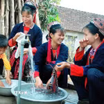 Đồng bào dân tộc thiểu số được dùng nước sạch. (Ảnh: Việt Hùng/TTXVN)