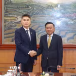 Thường trực Ban Bí thư Trần Cẩm Tú và Ủy viên Trung ương Đảng, Bí thư Trung ương Đoàn Thanh niên Nhân dân Cách mạng Lào Thongly Sisoulith. (Ảnh: Phương Hoa/TTXVN)
