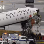 Máy bay của Hãng hàng không Air Canada bị hư hỏng sau khi va chạm với xe cứu hỏa trên đường băng sân bay LaGuardia ở New York (Mỹ), ngày 23/3/2026. (Ảnh: THX/TTXVN)