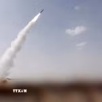 Tên lửa được phóng bởi lực lượng Houthi tại Yemen. (Ảnh: THX/TTXVN phát)