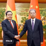 Chủ tịch Quốc hội Trần Thanh Mẫn và Ủy viên trưởng Ủy ban thường vụ Đại hội Đại biểu Nhân dân toàn quốc Trung Quốc Triệu Lạc Tế chụp ảnh chung. (Ảnh: Doãn Tấn/TTXVN)