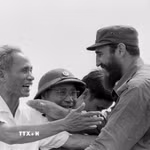Nhân dân Việt Nam luôn ghi nhớ câu nói nổi tiếng: “Vì Việt Nam, Cuba sẵn sàng hiến dâng cả máu của mình” cùng hình ảnh Vị Tổng Tư lệnh của Cách mạng Cuba cũng là Nguyên thủ quốc gia nước ngoài đầu tiên và duy nhất đến thăm vùng giải phóng Quảng Trị vào tháng 9/1973. Trong ảnh: Thủ tướng Cuba Fidel Castro cùng Thủ tướng Phạm Văn Đồng trong cuộc mít tinh của nhân dân Quảng Trị chào mừng Đoàn đến thăm vùng Giải phóng miền Nam Việt Nam, ngày 15/9/1973. (Ảnh: TTXVN)