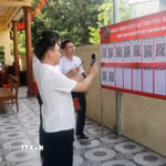 Các thủ tục hành chính thuộc phạm vi giải quyết của Ủy ban Nhân dân xã Lý Nhân được niêm yết tại Nhà văn hóa thôn 2, giúp người dân thuận tiện tra cứu. (Ảnh: Nguyễn Chinh/TTXVN)