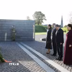 Tổng Bí thư, Chủ tịch nước Tô Lâm và Phu nhân Ngô Phương Ly cùng Nhà Vua Đan Mạch Frederik X và Hoàng hậu Mary đặt hoa tại Đài tưởng niệm các hoạt động quốc tế của Đan Mạch từ năm 1948, trong khuôn viên Pháo đài Kastellet ở thủ đô Copenhagen. (Ảnh: Thống Nhất/TTXVN)