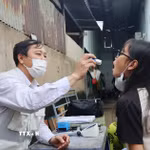 Bác sỹ Trạm Y tế xã Hiệp Phước khám, kiểm tra sức khỏe cho học sinh khu vực ghi nhận ca bệnh não mô cầu. (Ảnh: Đinh Hằng/TTXVN)