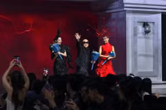Dấu ấn haute couture từ Singapore trên sàn diễn thời trang Việt Nam 