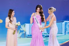 Đại diện Việt Nam nhận sash Miss World 2026 từ ban tổ chức. (Ảnh: BTC)