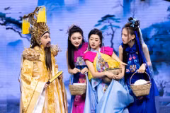 Dàn diễn viên Táo Xuân có sự tham gia của các hoa hậu, á hậu. (Ảnh: CTV/Vietnam+)