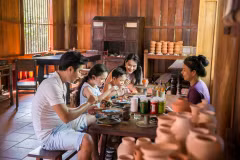 Các hoạt động cùng nghệ nhân của làng nghề giúp gia tăng trải nghiệm cho du khách khi đến với Hội An. (Ảnh minh họa: CTV/Vietnam+)