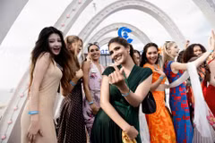 Thí sinh Miss World giữa biển trời di sản vịnh Hạ Long. (Ảnh: CTV/Vietnam+)