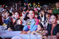 Nhà thiết kế Cao Thu Vân cùng dàn mẫu trình diễn bộ sưu tập “Sắc màu Di sản.” (Ảnh: CTV/Vietnam+)