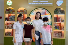 Tiểu Vy tặng quà bệnh nhi có hoàn cảnh khó khăn tại Bệnh viện Ung bướu Đà Nẵng. (Ảnh: CTV/Vietnam+)