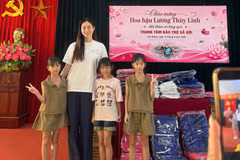 Lương Thùy Linh trao quà cho trẻ em Trung tâm Bảo trợ Xã hội tỉnh Cao Bằng. (Ảnh: NVCC)