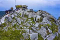 Những giá trị lịch sử-văn hóa đặc biệt của khu di tích đã đưa Yên Tử trở thành chốn thiêng trong đời sống tinh thần của người Việt. (Ảnh: TTXVN)