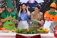 Thùy Tiên trong một phiên livestream bán kẹo rau củ Kera. (Ảnh chụp màn hình)