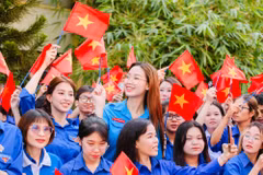 Dàn Hoa hậu xúc động tại lễ chào cờ ý nghĩa “Tôi yêu Tổ quốc tôi”