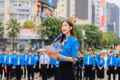 Thay mặt gần 500 đại biểu, Hoa hậu Lê Nguyễn Bảo Ngọc thực hiện nghi thức báo công với Chủ tịch Hồ Chí Minh. (Ảnh: CTV/Vietnam+)