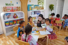 Hoa hậu Đỗ Mỹ Linh trao tặng phòng học STEAM Lab thông minh cho các em nhỏ Cu Vai. (Ảnh: CTV/Vietnam+)