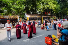 Biểu diễn nghệ thuật truyền thống giữa không gian phố đi bộ Hồ Hoàn Kiếm. (Ảnh minh họa: TTXVN)