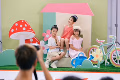 Các mẫu nhí với thử thách Photoshoot. (Ảnh: BTC)