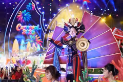 Màn quảng bá trang phục văn hóa dân tộc tại Carnaval Hạ Long. (Ảnh: CTV/Vietnam+)