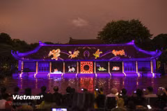 Tour đêm Văn Miếu-Quốc Tử Giám. (Nguồn: TTXVN)