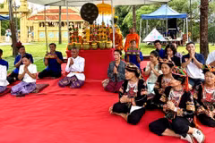 Lễ hội Thắk Côn của đồng bào Khmer thành phố Cần Thơ được tái hiện tại Làng Văn hóa-Du lịch các dân tộc Việt Nam. (Ảnh: CTV/Vietnam+)