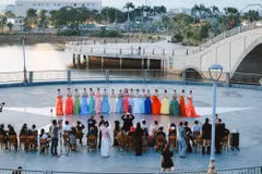 Một trong những hoạt động mở màn của cuộc thi là show diễn “Sắc màu hoàng hôn” diễn ra tại hồ điều hòa Hồ Sơn. (Ảnh: CTV/Vietnam+)