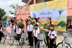 Các em nhỏ có hoàn cảnh khó khăn nhận quà mừng năm mới. (Ảnh: CTV/Vietnam+)