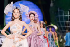 Những hình ảnh gắn với vẻ đẹp truyền thống của phụ nữ Việt mở màn chương trình cùng các nhan sắc quốc tế. (Ảnh: BTC)