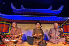Nghệ sỹ nhân dân Xuân Hoạch (phải); Thạc sỹ nghệ thuật, nghệ nhân Tạ Hạnh (giữa) và nghệ sỹ Trần Koóng trình diễn trong không gian đậm dấu ấn văn hóa truyền thống của Cadao Collective. (Ảnh: Mai Mai/Vietnam+)