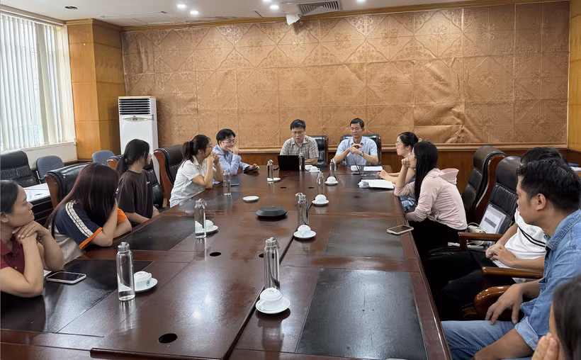 Thí sinh, phụ huynh làm việc với lãnh đạo Trường Quản trị và Kinh doanh và đại diện Đại học Quốc gia Hà Nội. (Ảnh: PV/Vietnam+)