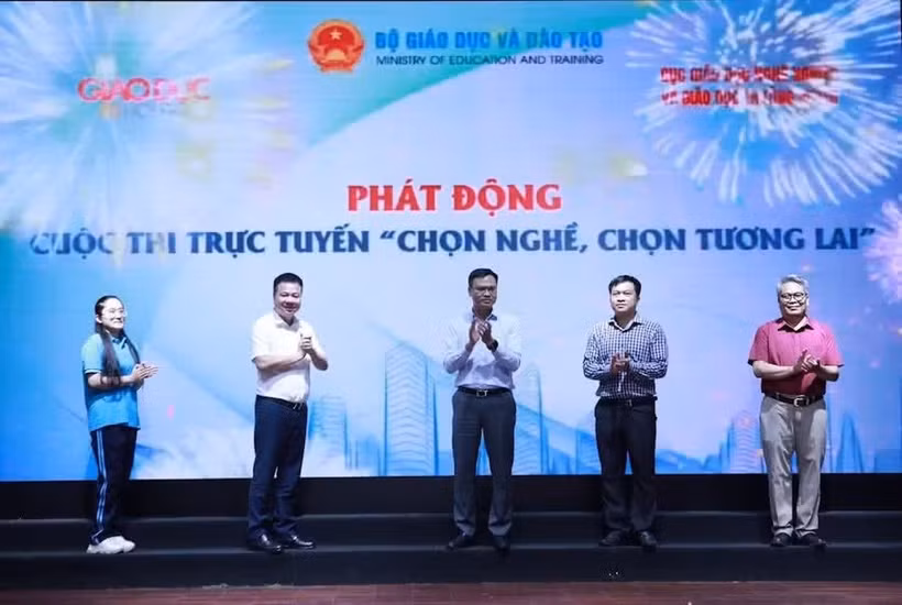 Ban tổ chức thực hiện nghi thức phát động cuộc thi. (Ảnh: BTC)