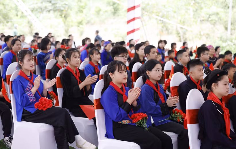 Học sinh trong lễ khởi công trường nội trú. (Ảnh: TTXVN)
