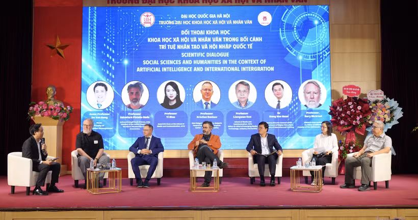 Các diễn giả chia sẻ tại sự kiện. (Ảnh: Vietnam+)